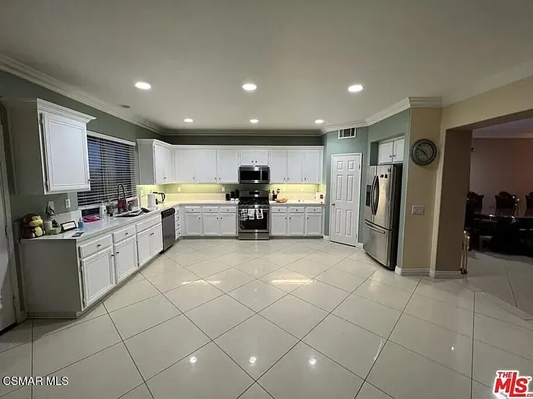 711 W Avenue Q10 — Photo 3