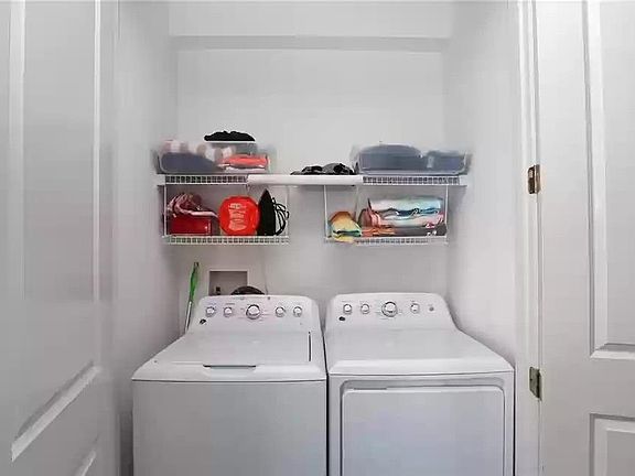 3rd image of 1226 Roycroft Ave #1226B