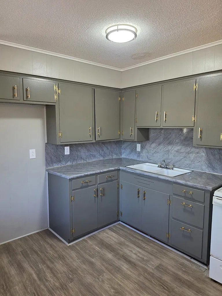 Charming 3-Bedroom House with Central Heat and Fenced Yard — Photo 2
