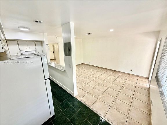5th image of 905 SE 13th St #2