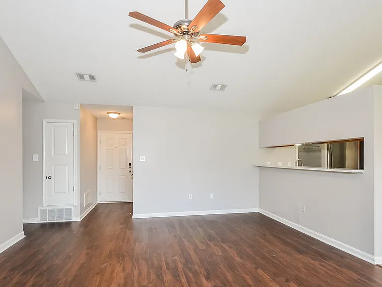 1720 Cherry Creek Dr — Photo 6