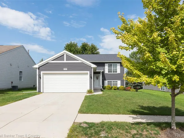8614 Swartz River Dr, Fowlerville, MI 48836