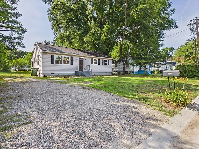 1124 Hollister Ave — Photo 3