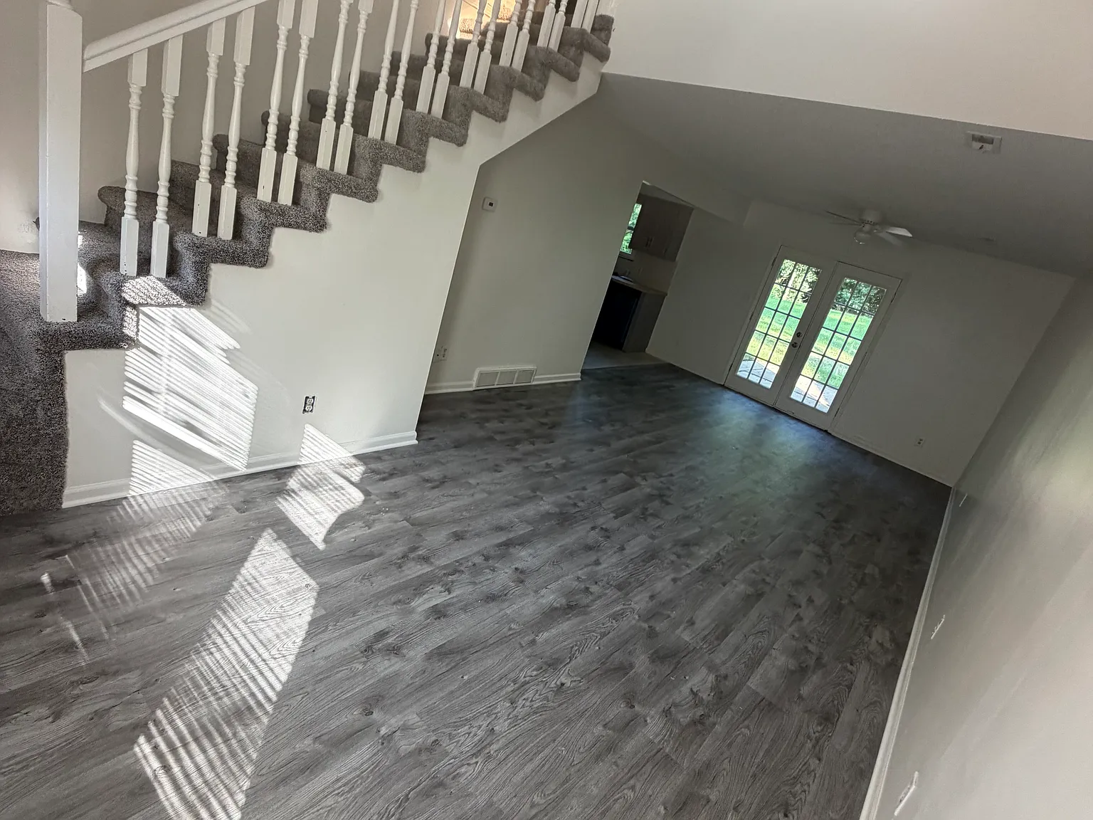3 bed, 1.5 bath, 1300 sqft, $1,800 — Photo 3