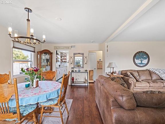 5th image of 455 E Sunset Dr