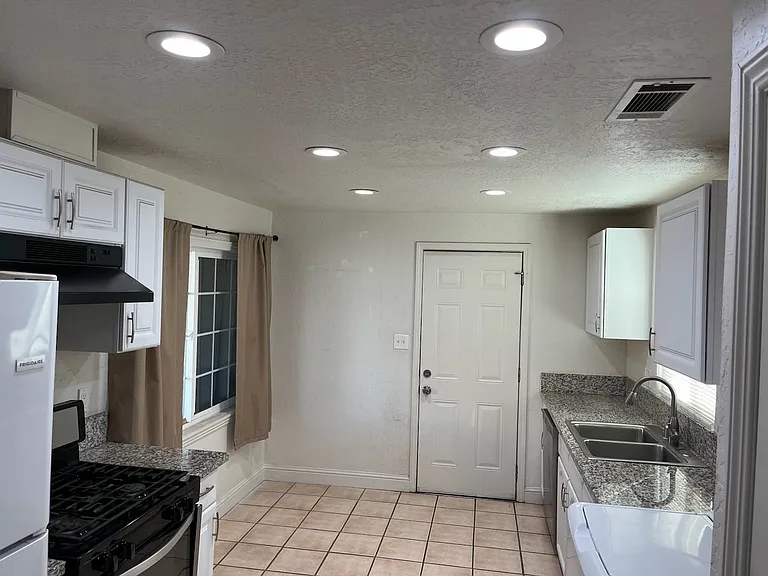 2118 E Sussex Way — Photo 3