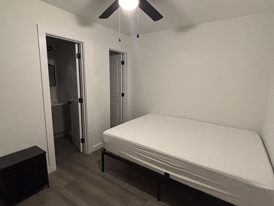 Bedroom #1
Standard room with private bathroom and closet