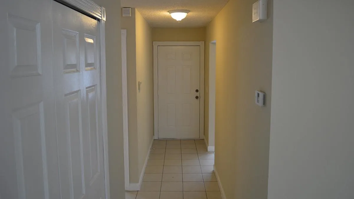 Building Photo - 2432 Lantana Ave