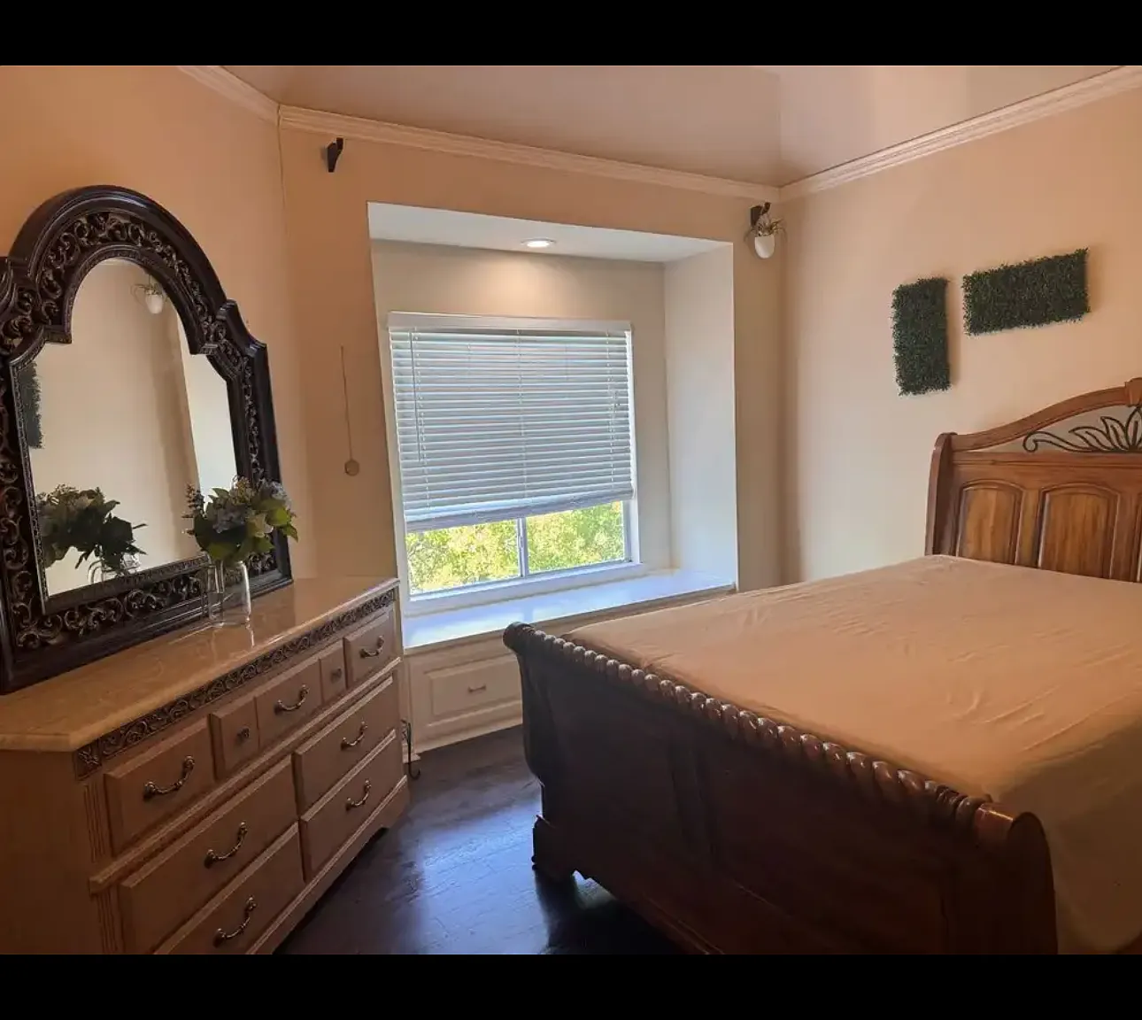 4 bed, 3834 sqft, $950 — Photo 1