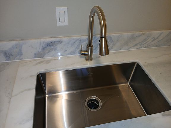 Stainless steel oversized kitchen sink, quartz counter tops, all new!