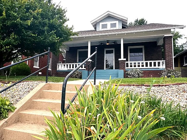 3 bed, 2296 sqft, $2,400 — Photo 2