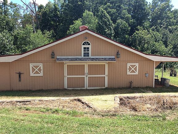 Like New 4 Stall Barn