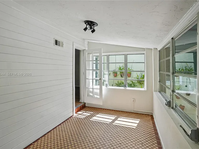 2460 SW 24th St — Photo 37