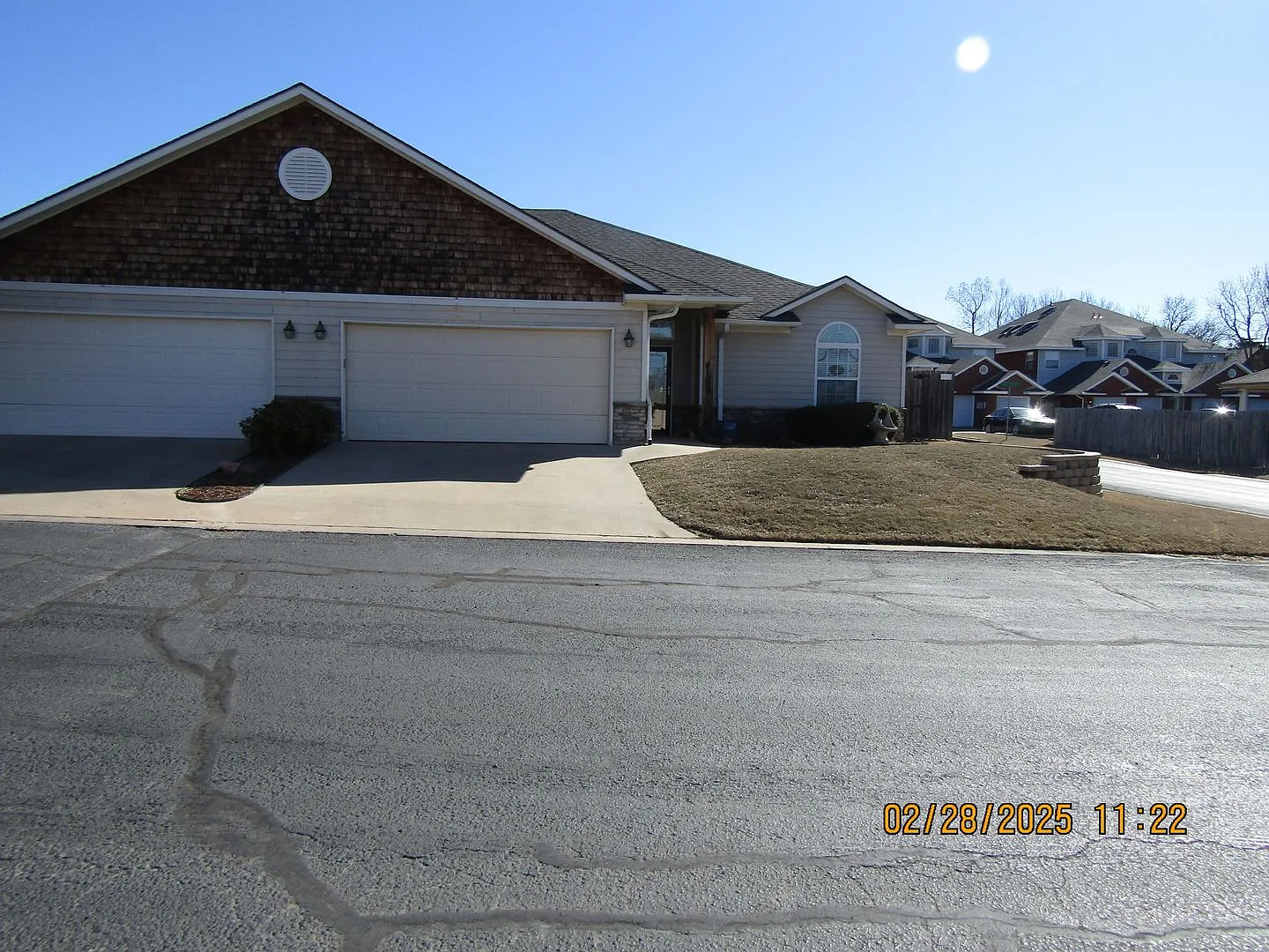 Fantastic Condo located close to Ft. Sill, Shopping and Restaurants Handicap Accessible! No Pet H... — Photo 1
