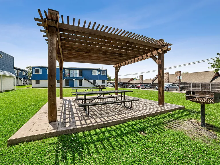 L ABRI APARTMENTS — Photo 5