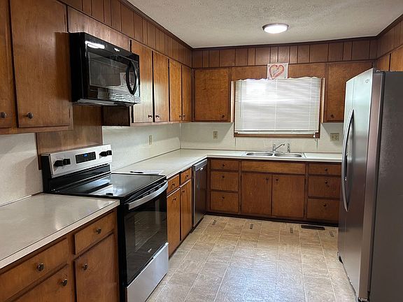 4th image of 1423 Summerville Rd