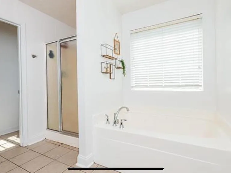 104 Manorwood Ln — Photo 8
