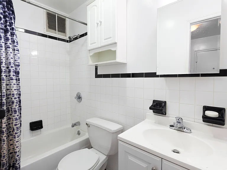 32 W 71st St #4A — Photo 3