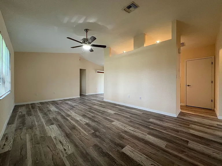 18090 Avonsdale Cir — Photo 6