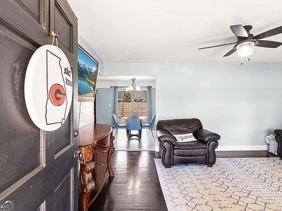 3rd image of 213 Cook St