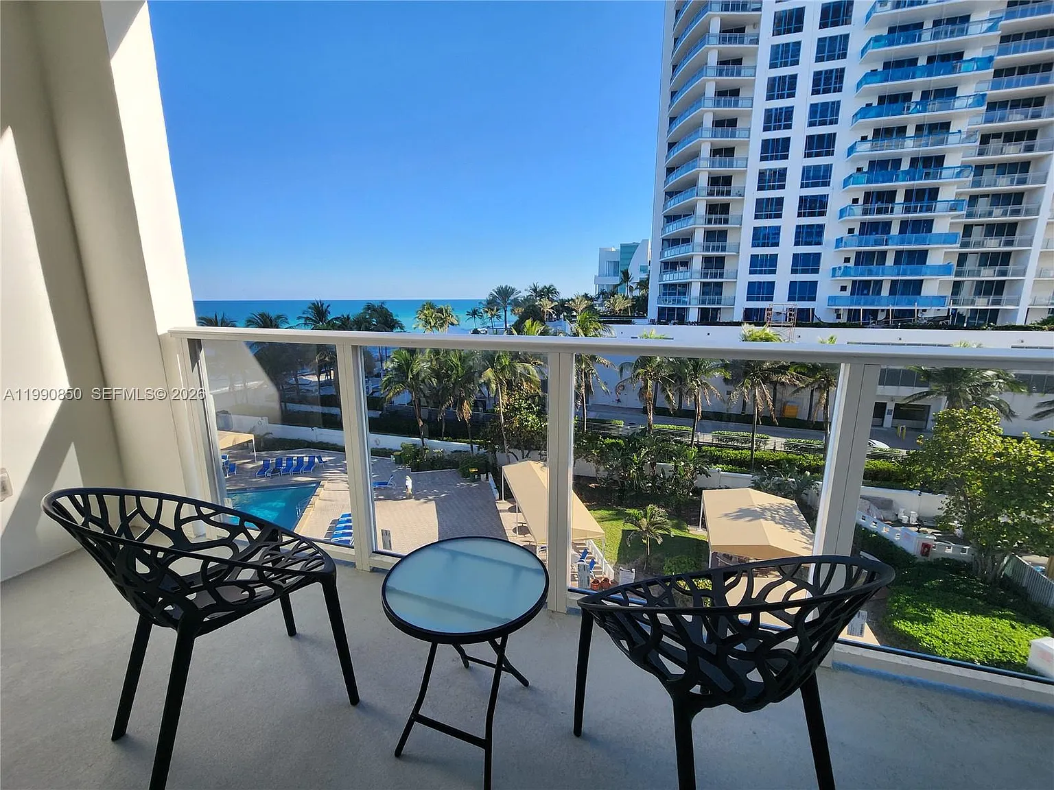 Alexander Towers Condo — Photo 2