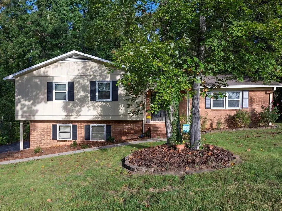 1010 Cedar Holw