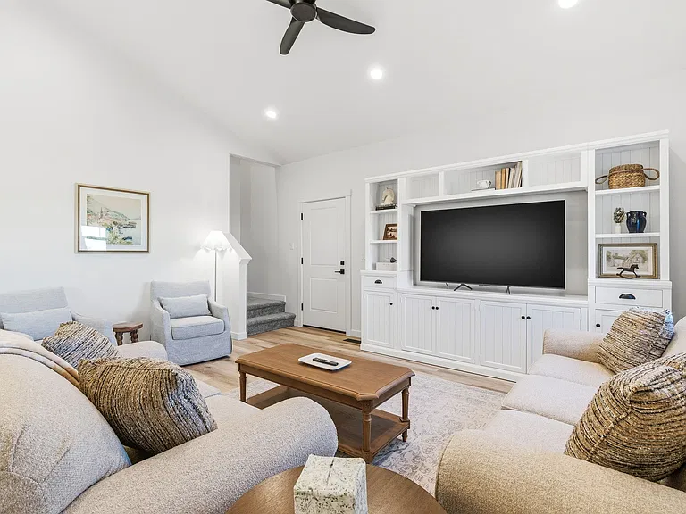 305 E Chevy Dr — Photo 2