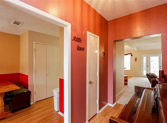 4th image of 904 Applewood Dr