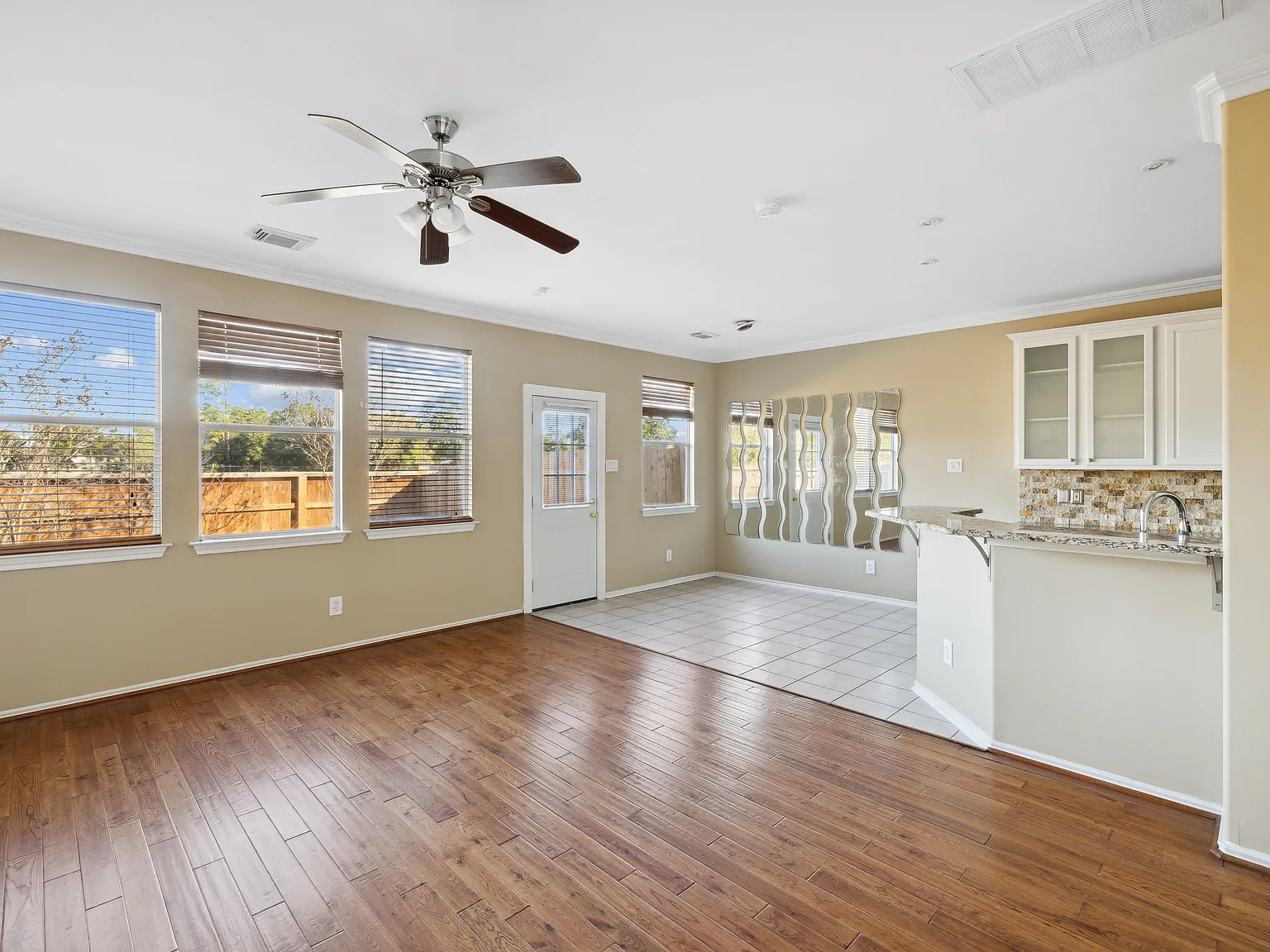 3 bed, 2.5 bath, 1636 sqft, $1,775 — Photo 4