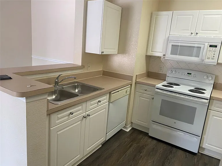 18001 Richmond Place Dr #222 — Photo 5