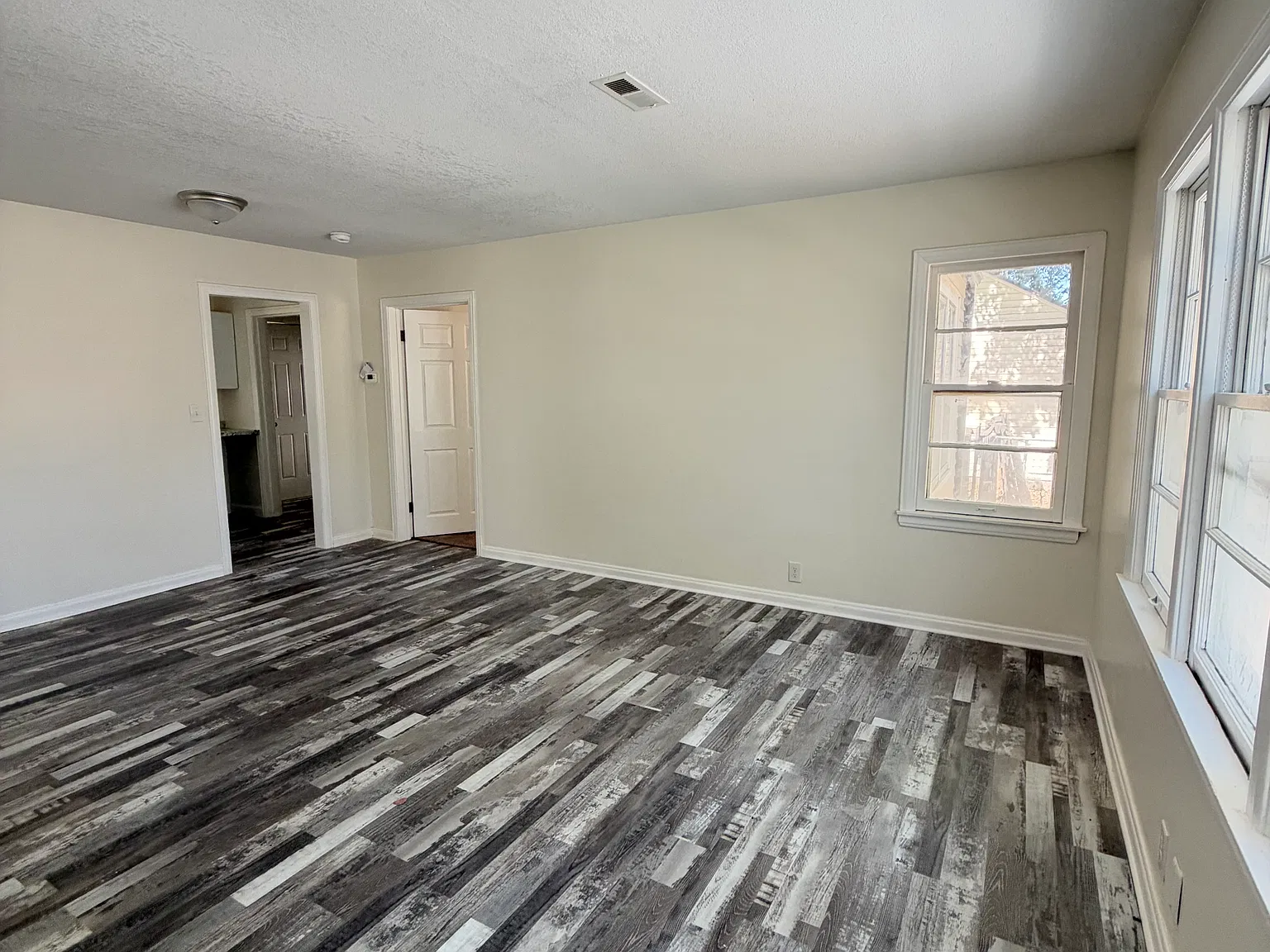 3 bed, 874 sqft, $995 — Photo 2
