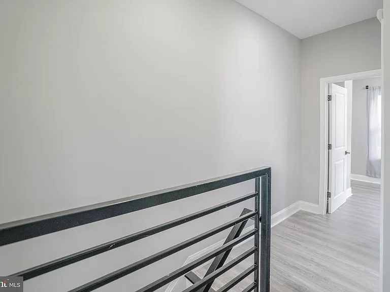 1535 W Seltzer St — Photo 22