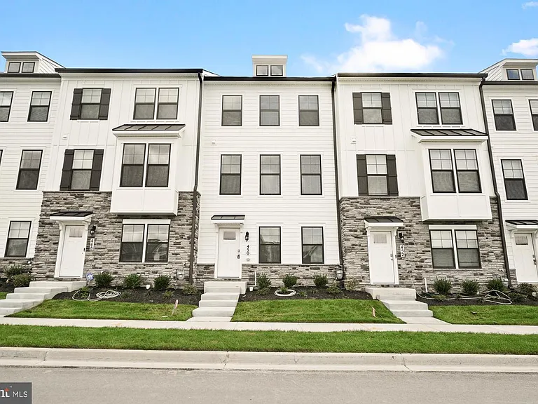 450 Herringbone Way — Photo 2