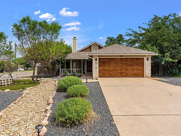 512 Edwards Dr — Photo 2