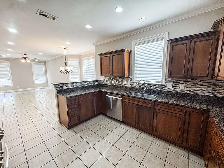 621 Covington Walk Ln S — Photo 5