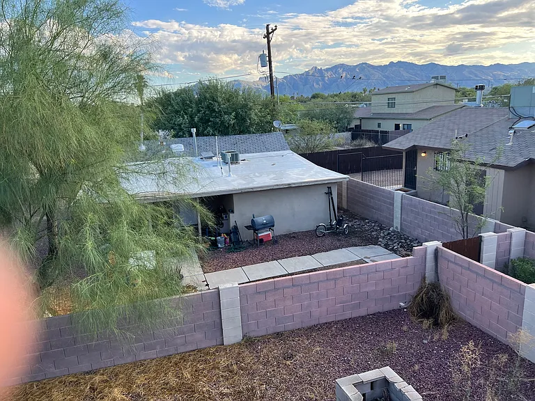 515 E Lester St — Photo 3