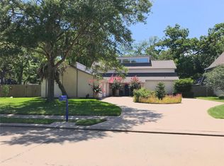 54 Banyan Ct, Lake Jackson, TX 77566