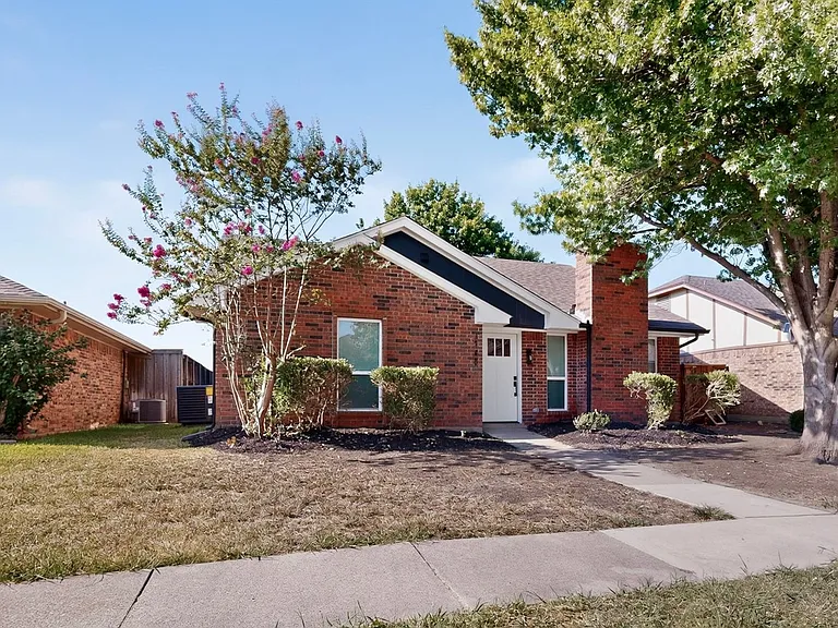 1748 Saint James Dr — Photo 5