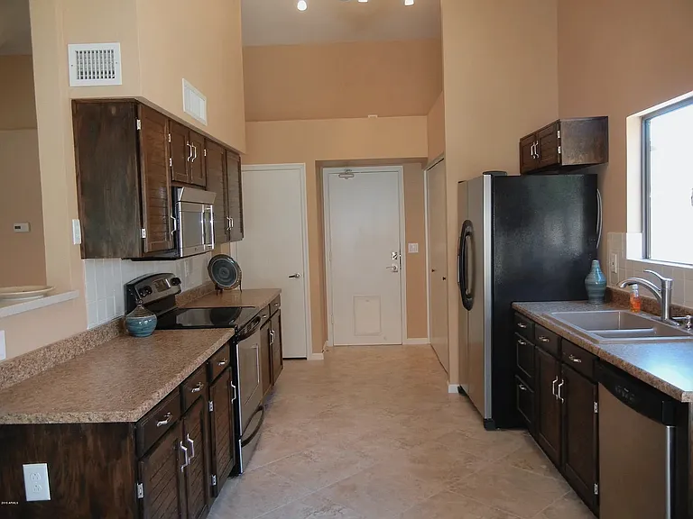 1142 E Scott Ave — Photo 7