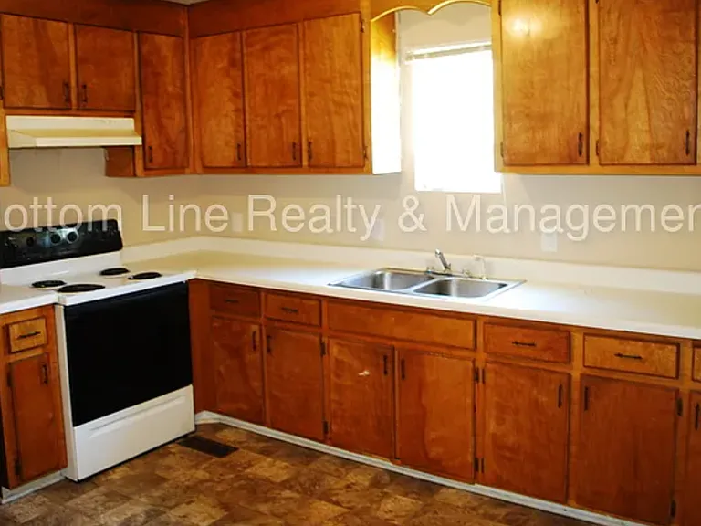1054 Mountain Crest Dr — Photo 2