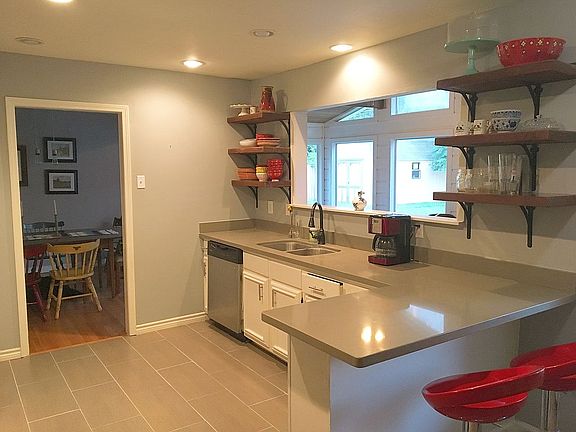 3rd image of 422 Calumet Pl