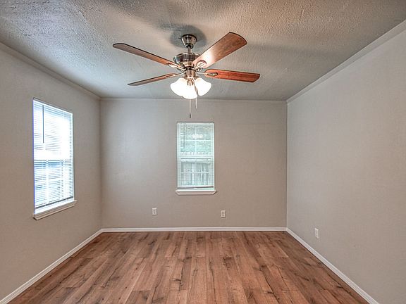 4th image of 302 1/2 S Flood Ave