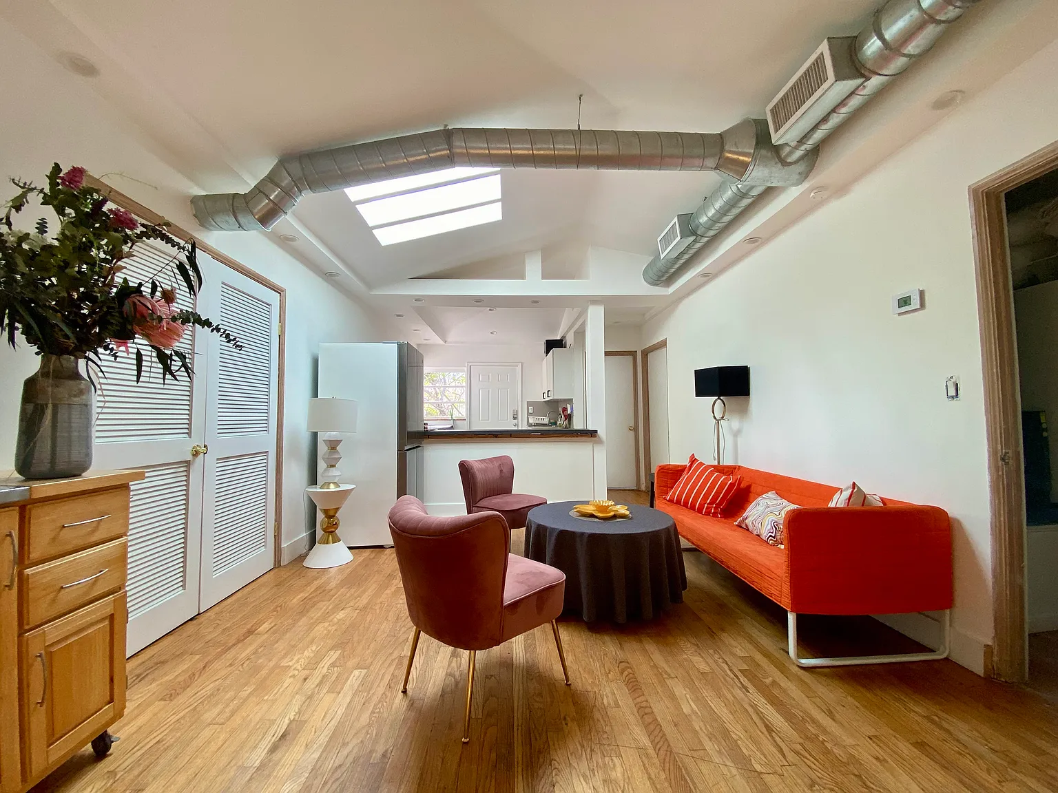 2 bed, 900 sqft, $2,600 — Photo 3