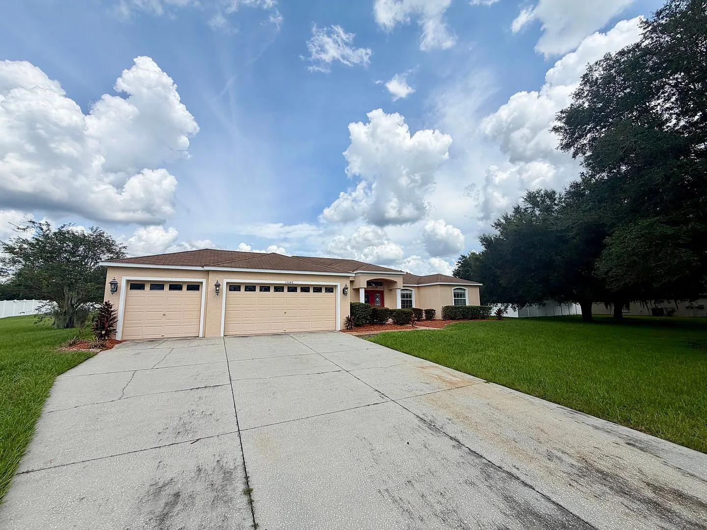Bloomingfield 4 Bedroom 3 Bathroom 3 Car Garage Home On Large Lot — Photo 2