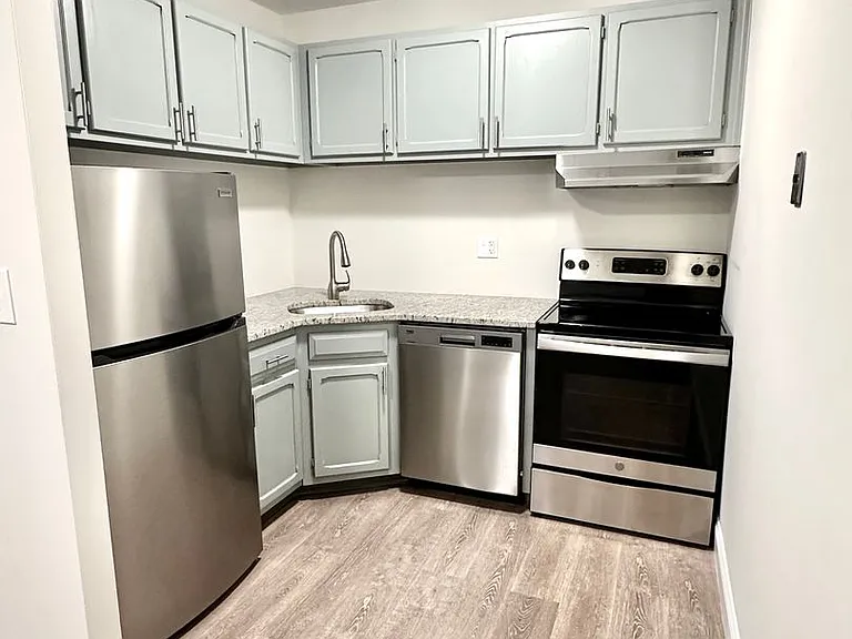 2100 Stanley St — Photo 11