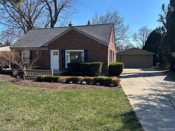 1921 Beverly St, Keego Harbor, MI 48320