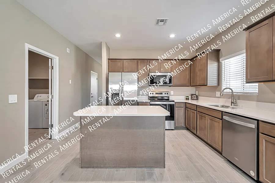 Stunning 4 Bed 2 Bath Home in Gated Community! — Photo 4