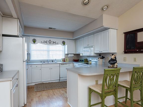 2nd image of 318 Emerald Dr