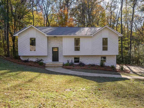 525 Foxfire Dr, Gardendale, AL 35071