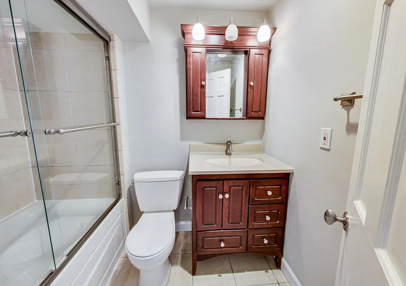 Coming Soon! 2-Level Updated 1bed/1bath With Garage! Gem In Dupont! — Photo 3